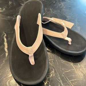 NWOT OluKai Kulapa Kai Sandals